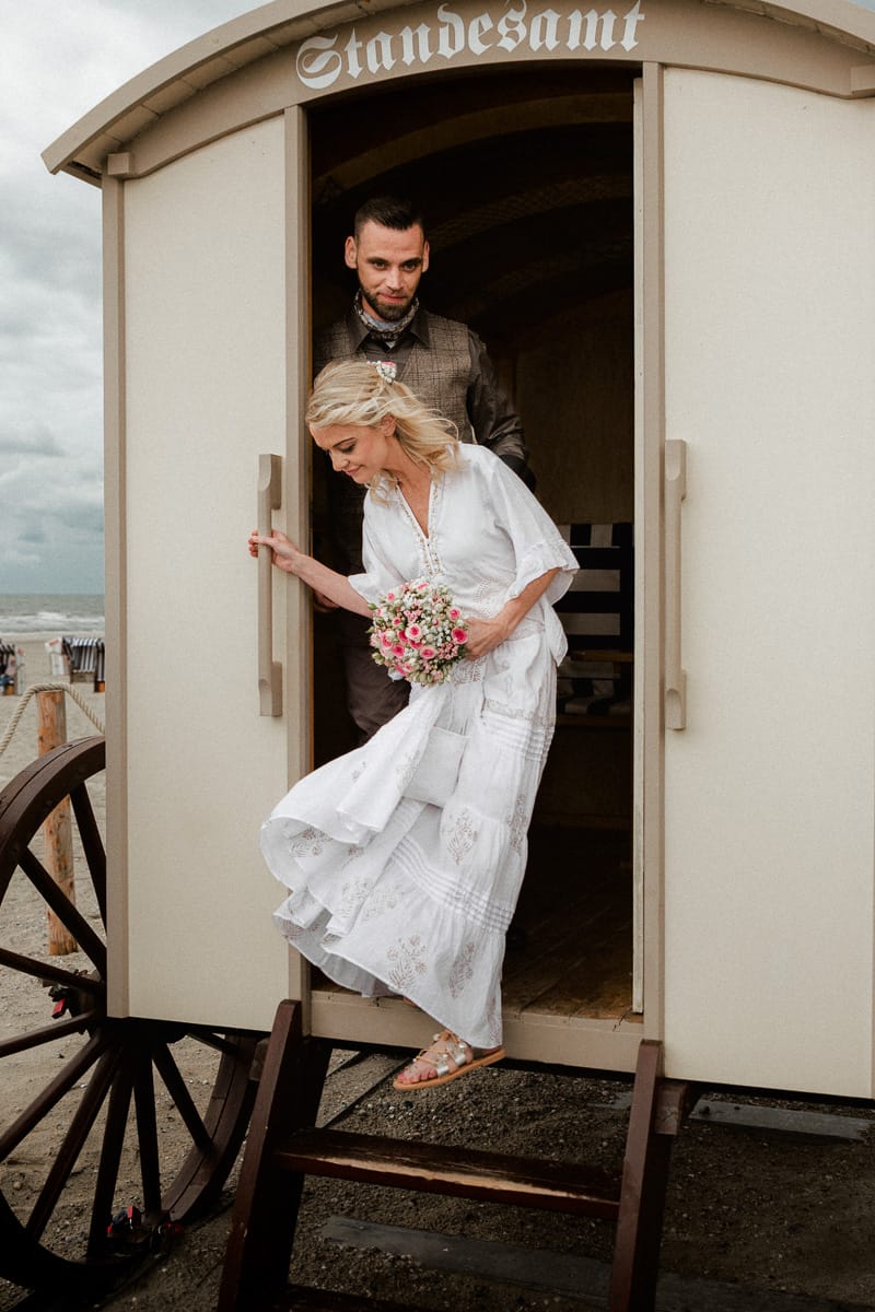 Das Verlassen des historischen Badekarrens nach der Inselhochzeit auf Norderney.