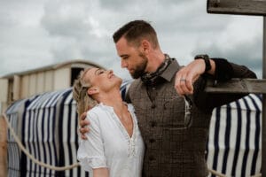 Fotoshooting bei einer Hochzeit vor dem Badekarren des Standesamtes Norderney.