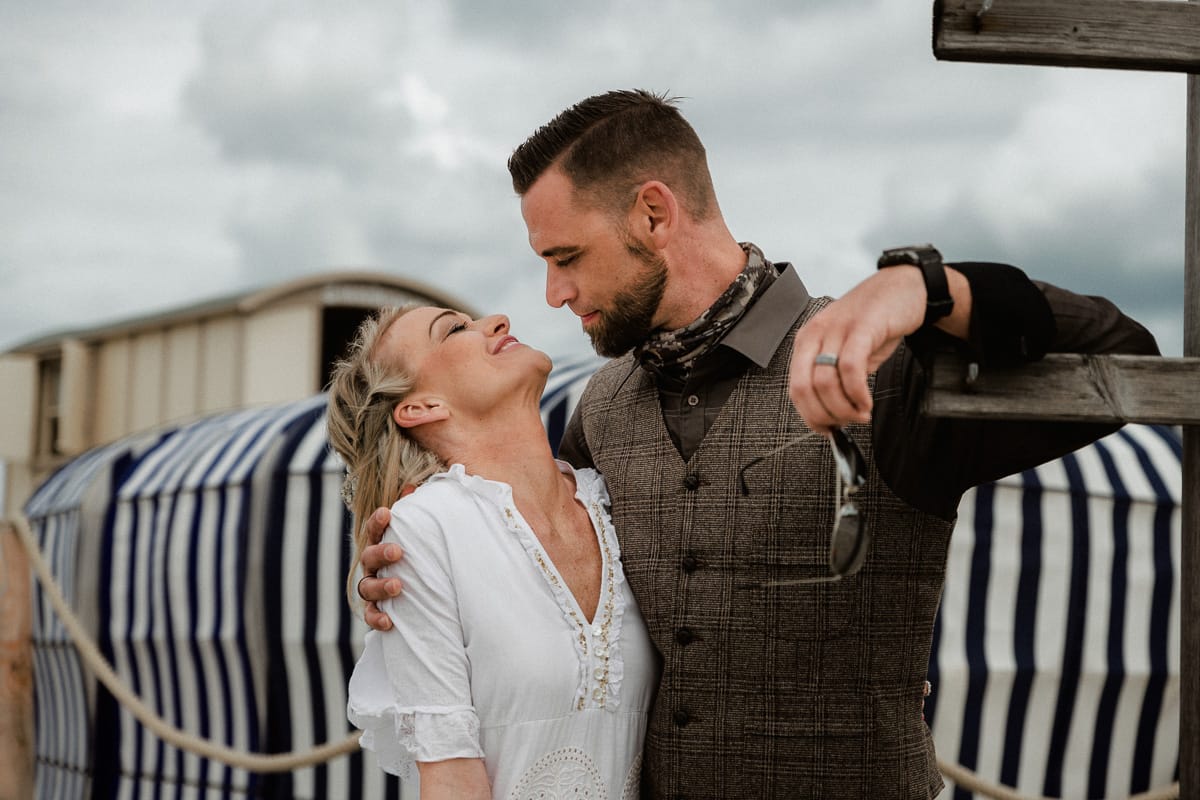 Fotoshooting bei einer Hochzeit vor dem Badekarren des Standesamtes Norderney.