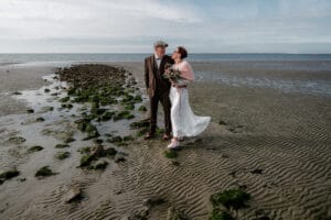 Hochzeitsshooting vor den Resten einer alten Buhe auf Norderney.