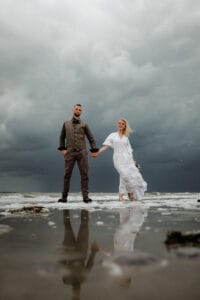 Hochzeit bei Ebbe am Weststrand mit aufziehendemUnwetter im Hintergrund.