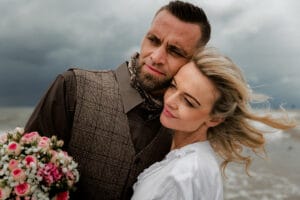 Eine Inselhochzeit bei schlechtem Wetter an der Nordsee am Strand von Norderney.
