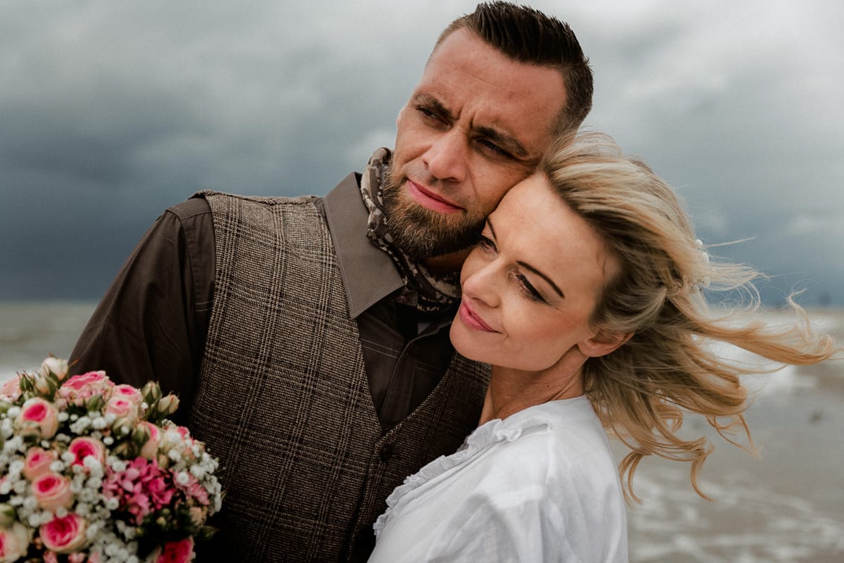 Eine Inselhochzeit bei schlechtem Wetter an der Nordsee am Strand von Norderney.