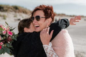 Die Braut begruesst die Hochzeitsgaeste auf der Promenade am Weststrand.