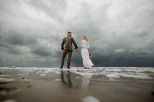 Paarshooting vor einem dramatischen Himmel auf Norderney.
