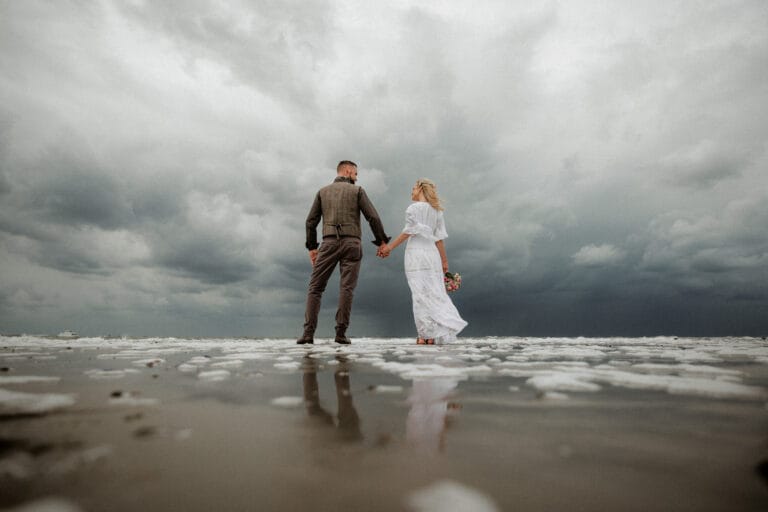 Paarshooting vor einem dramatischen Himmel auf Norderney.