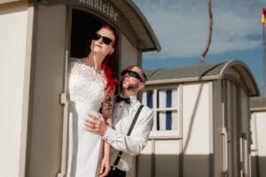 Braut mit roten Haaren und ihrem Braeutigam in den Umkleiden an der Weissen Duene auf der Insel Norderney.