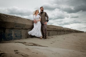 Ein Hochzeitsshooting vor der alten Kaimauer nahe des historischen Badekarrens auf der Insel Norderney.