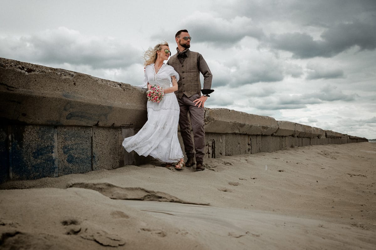 Ein Hochzeitsshooting vor der alten Kaimauer nahe des historischen Badekarrens auf der Insel Norderney.