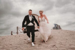 Rennendes Brautpaar vorm Badekarren von Inselfotograf Markus R. Hirsch einer echten Reportage.