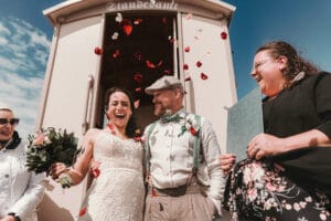 Echte Momente auf Norderney vor dem Badekarren bei einer Hochzeit.