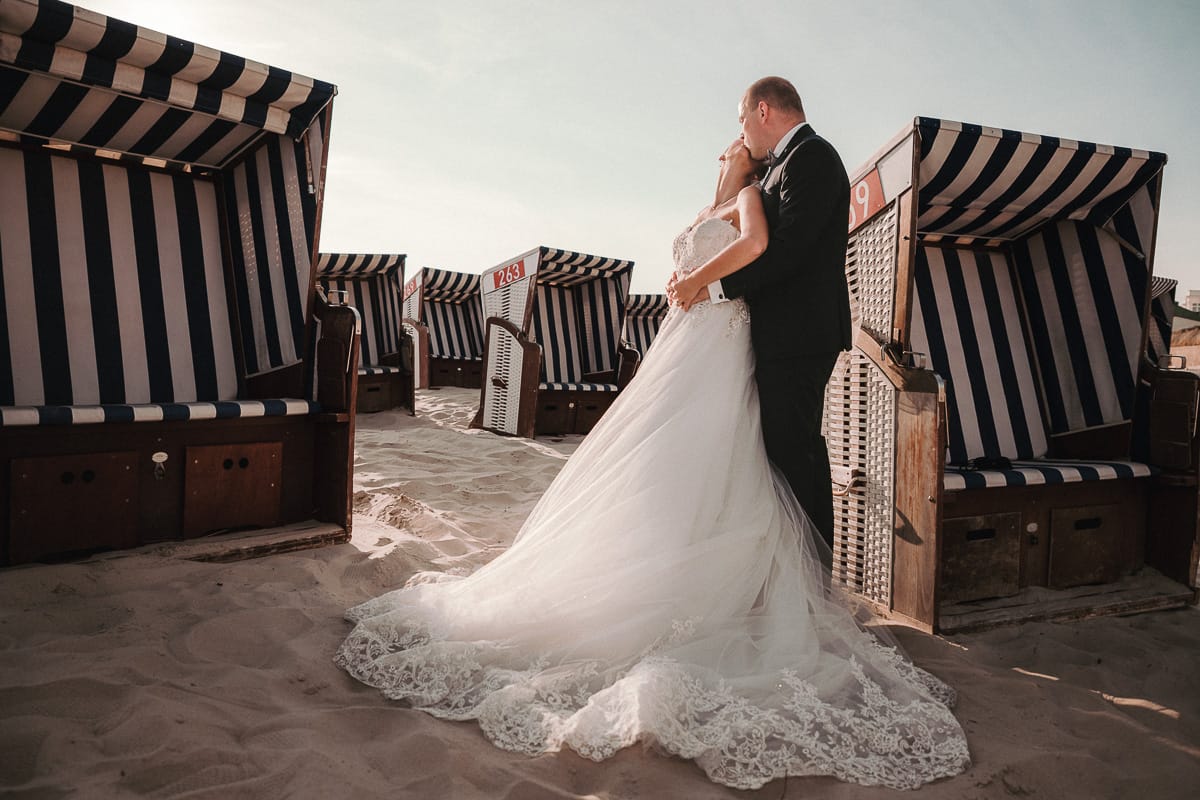 Ein klassisches Paarshooting bei einer Hochzeit zwischen den Strandkoerben am Weststrand.