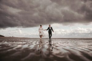 Echter Moment bei einem Strandspaziergang auf Norderney beim Paarshooting.