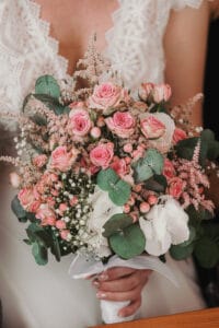 Detailaufnahme einen Brautstrausses mit Rosen im Badekarren am Weststrand von Norderney vom Fotografen Markus R. Hirsch.