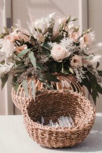 Blumendekoration im Korb bei einer Hochzeit im Badekarren am Westbad.