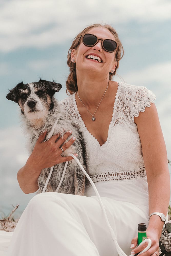 Coole Braut mit Hund und Bier am Strand von Norderney. Von Markus R. Hirsch