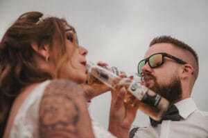 Laessiges Brautpaar trinkt am Strand ein Corona beim Shooting auf Norderney.