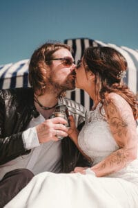 Nach der Hochzeit anstossen mit rum Cola in Dosen am Strand.