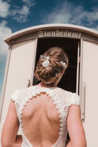 Vor der Trauung scheut die braut auf den Eingang des Standesamtes im Badekarren.