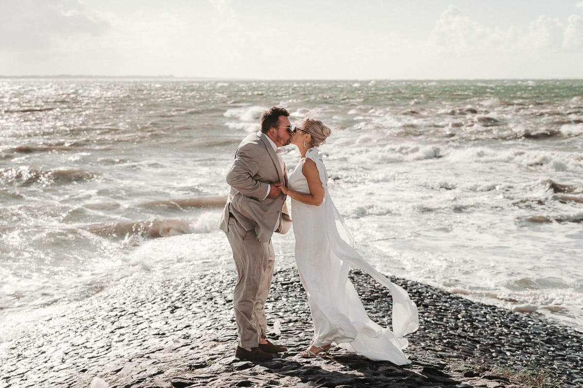Ein kuessendes Paar auf einer Buhne auf Norderney am Hochzeitstag mit Markus R. Hirsch.