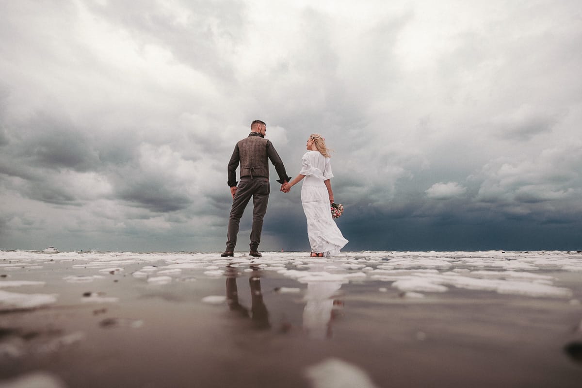 Aufziehendes Unwetter waehrend des Paarshootings am Strand mit epischen Wolken von Markus R. Hirsch.