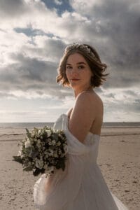 Brautprotrait bei tiefstehender Sonne am Inselstrand nach ihrer Trauung.