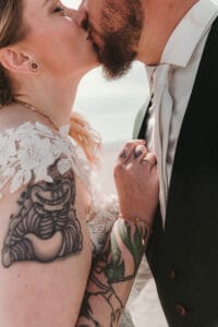 Nahaufnahme einen Hochzeitspaares bei Kuss am Strand.
