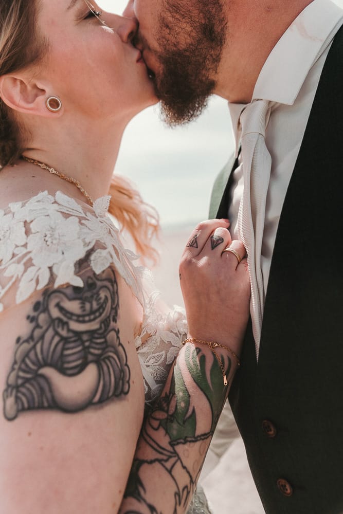 Nahaufnahme einen Hochzeitspaares bei Kuss am Strand.