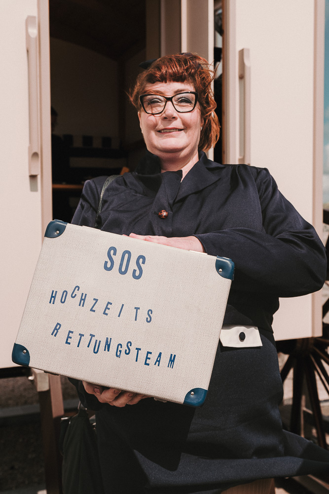 Trauzeugin mit Erstehilfekoffe für Hochzeiten am Badekaren.